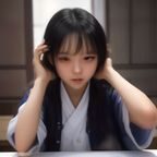 编辑苏然的工作照，女性在咖啡馆内使用笔记本电脑，桌上摆着彩虹徽章，表情轻松自信